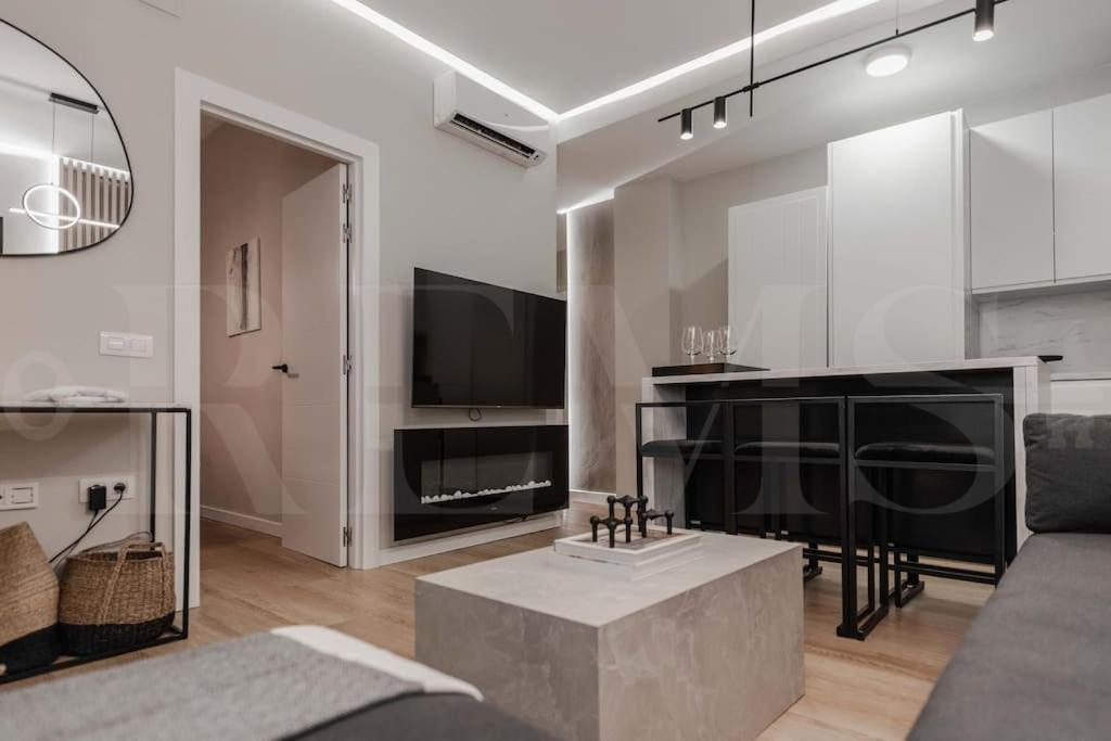 Contemporary Minimalist Apartment By Rems Málaga Eksteriør bilde
